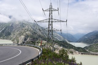 L'objectif d'accélérer les procédures d'extension et de transformation des réseaux de transport d'électricité est salué. Mais les critiques pleuvent sur l'idée de prioriser les lignes aériennes. (Photo d'archives) KEYSTONE/PETER SCHNEIDER